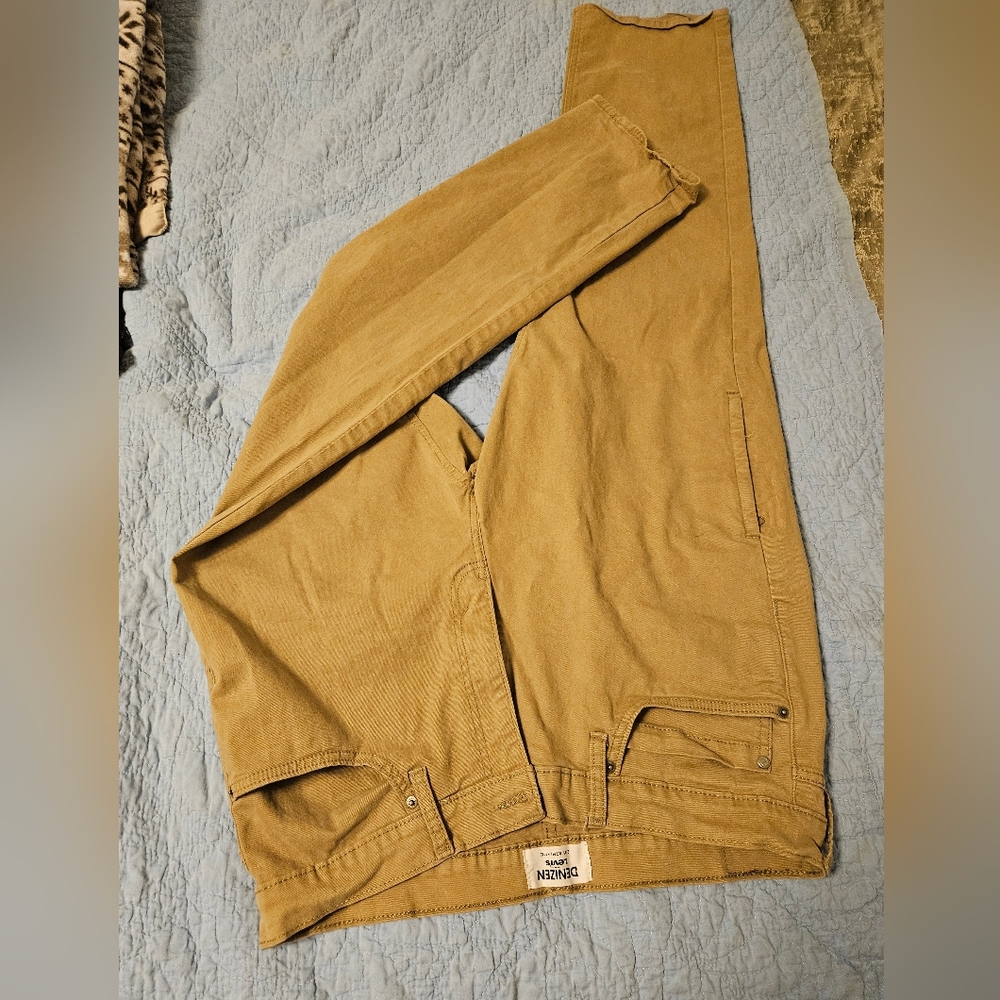 Denizen Levi's With Pockets, Including A Zipper Pocket On One The Leg